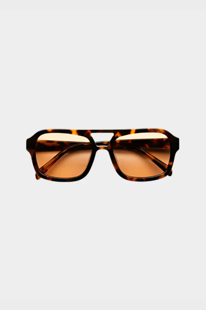 Women’s Retro Sunglasses with Modern Flair