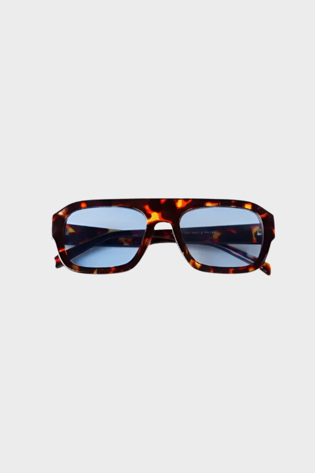 Women’s Retro Sunglasses with Modern Flair