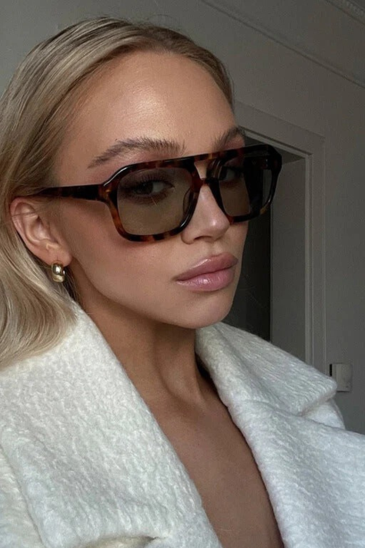 Women’s Retro Sunglasses with Modern Flair