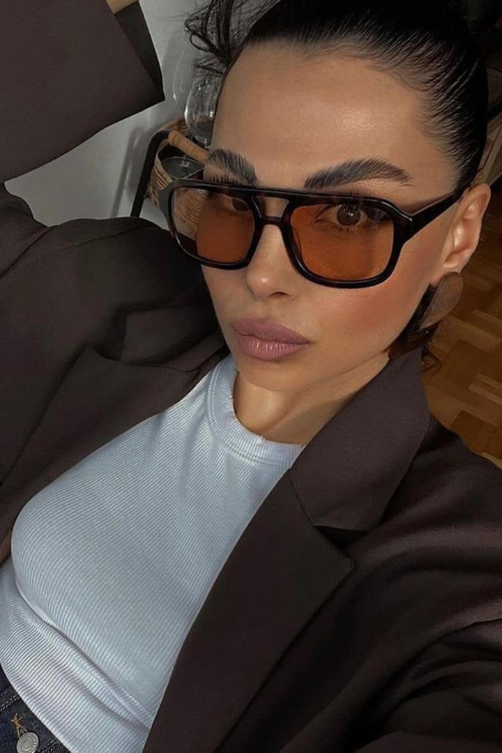 Women’s Retro Sunglasses with Modern Flair