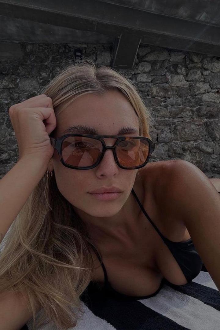 Women’s Retro Sunglasses with Modern Flair